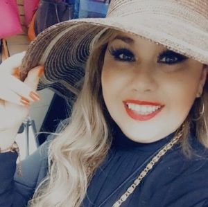 Meet your Posher, Adrianna